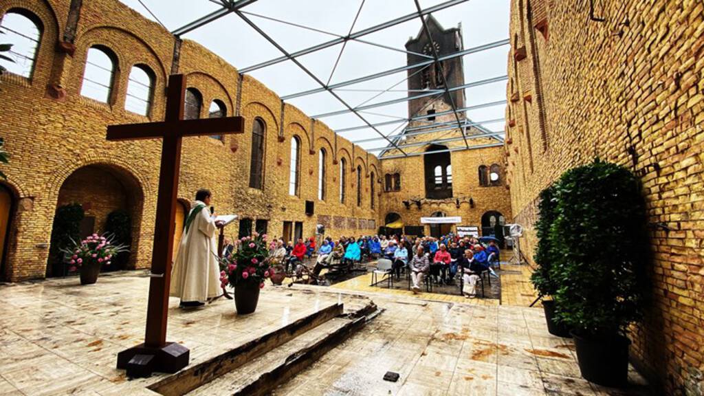 'Campinggevoel' bij eerste viering in afgebrande kerk Hoogmade