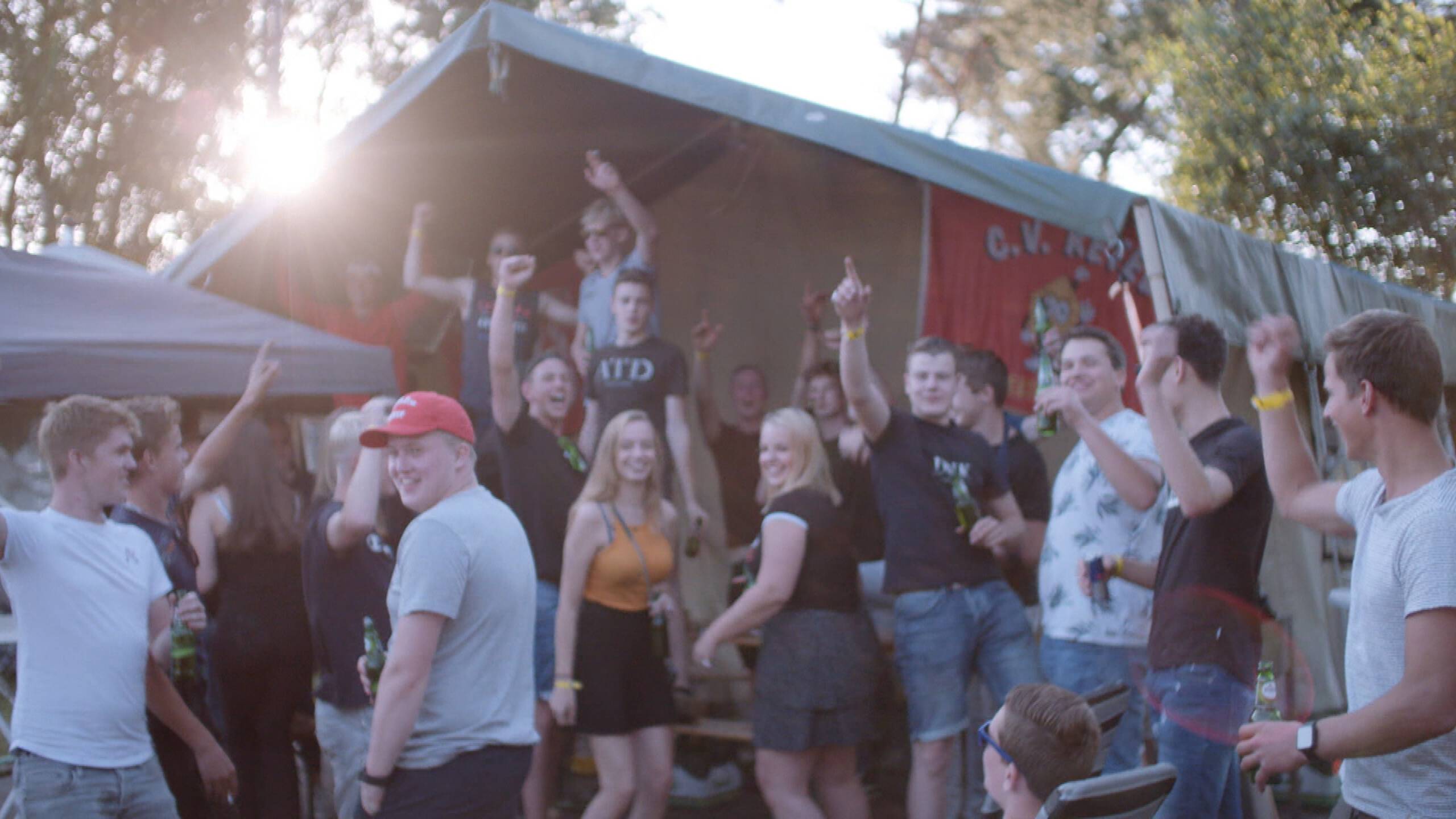 Zon, zuipen en (geen) 1,5 meter afstand op de jongerencamping | NOS