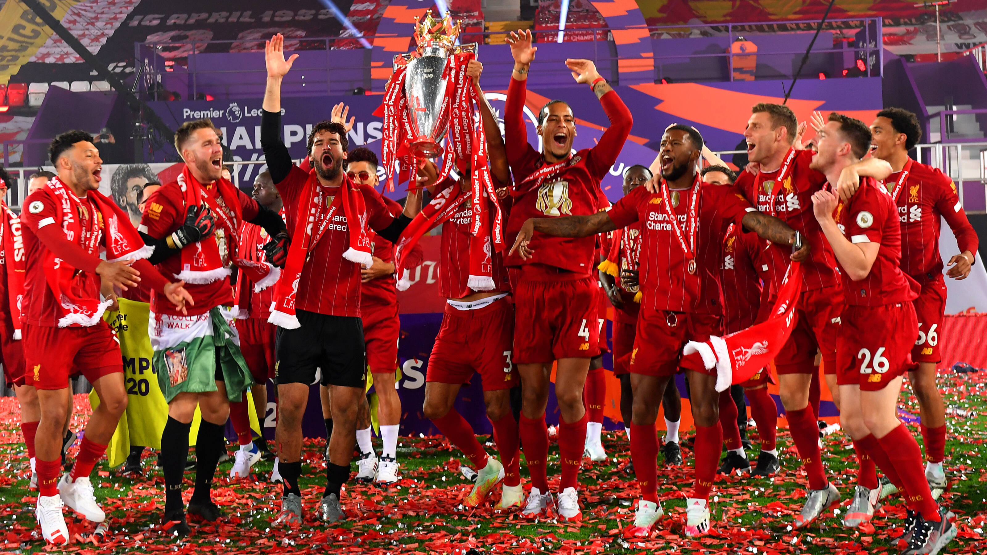 Kampioen Liverpool krijgt eindelijk de beker en viert landstitel op