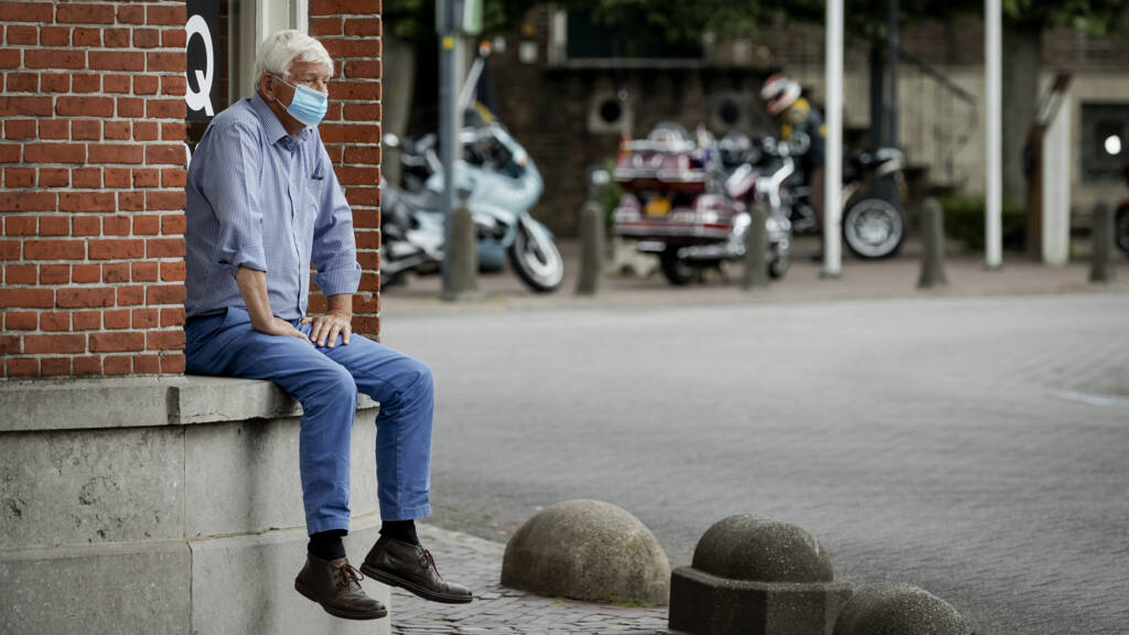 Man met mondkapje in Baarle-Nassau