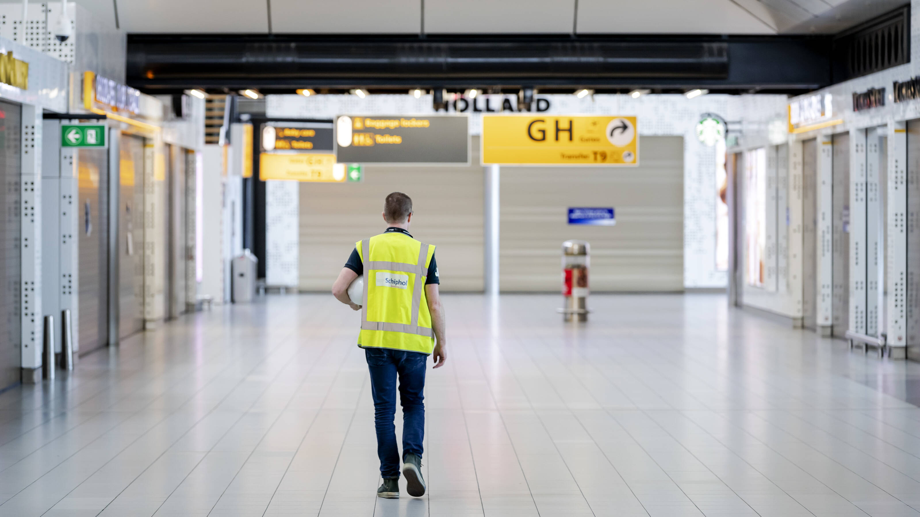 Dieprode cijfers voor Schiphol, honderden banen weg NOS