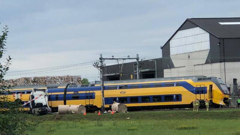 Vrachtwagen Botst Met Trein Bij Roermond Treinverkeer Tot Vrijdag Stilgelegd Nos