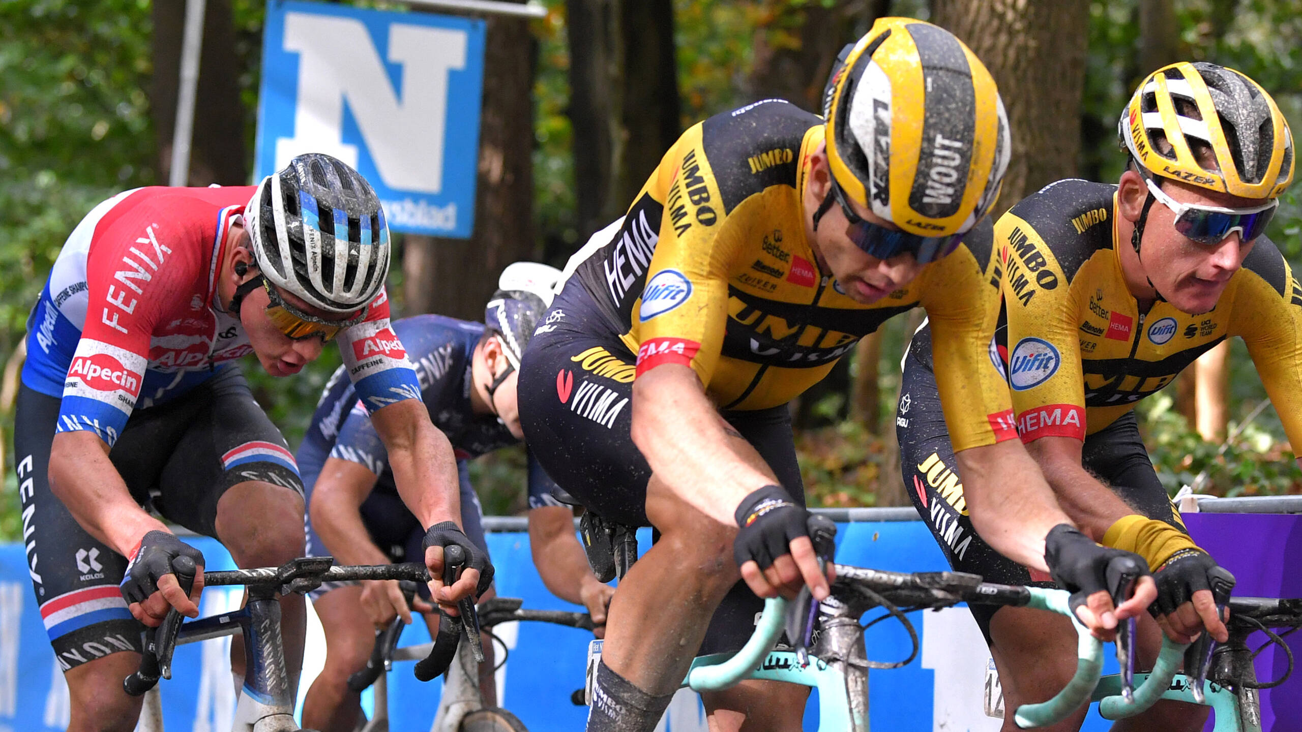 van der poel en van aert strijden na finish verder lage reactie van