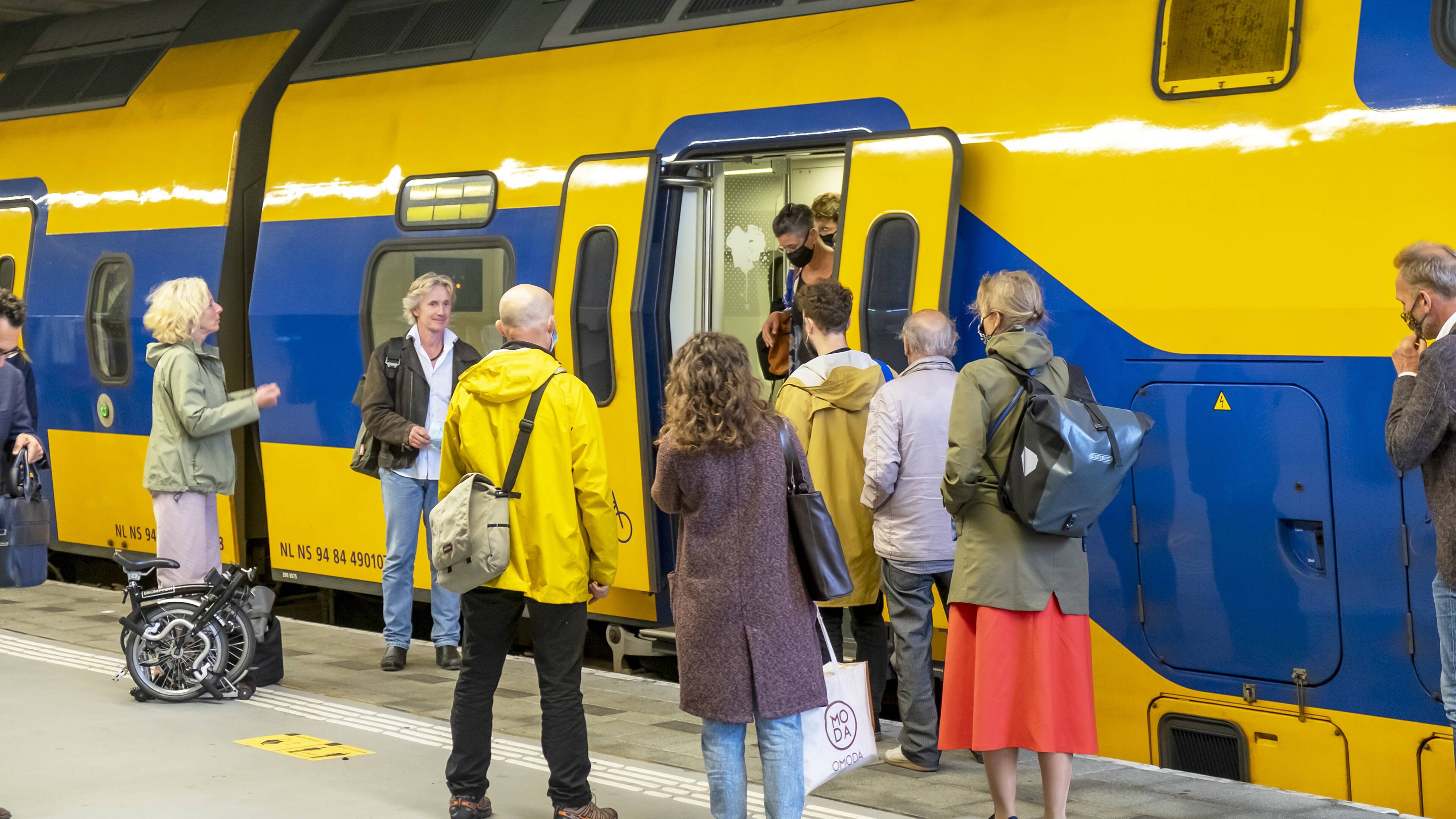Houden reizigers wel genoeg afstand? Op perron 5 in Utrecht wordt het gemeten NOS