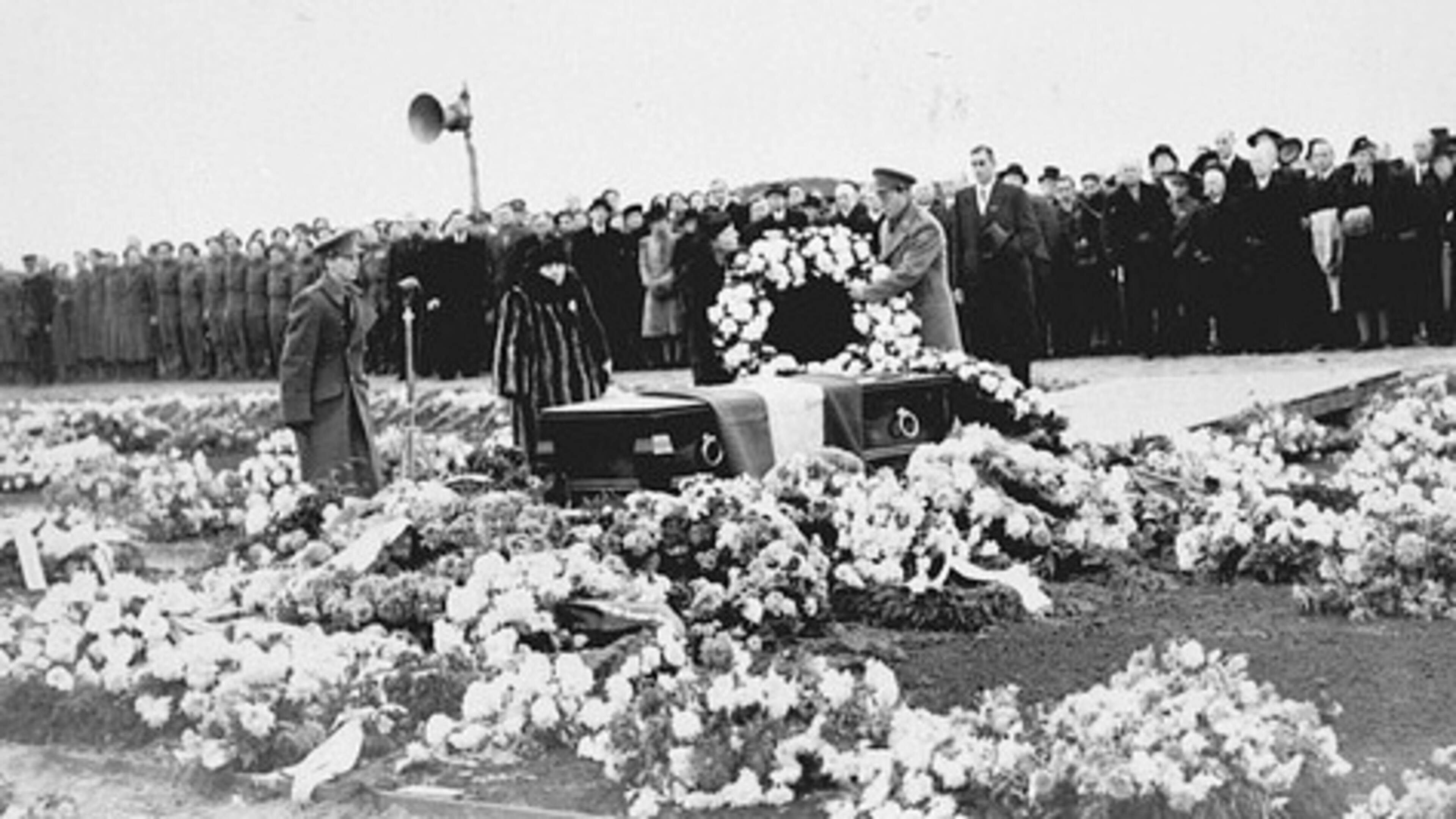 Onbekende jeugdfoto’s van verzetsicoon Hannie Schaft opgedoken | NOS