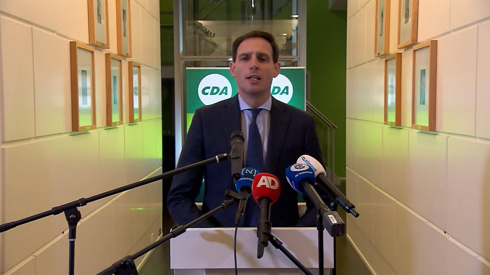 Wopke Hoekstra gepresenteerd als CDA-lijsttrekker: 'Ik kan dit niet alleen' | NOS