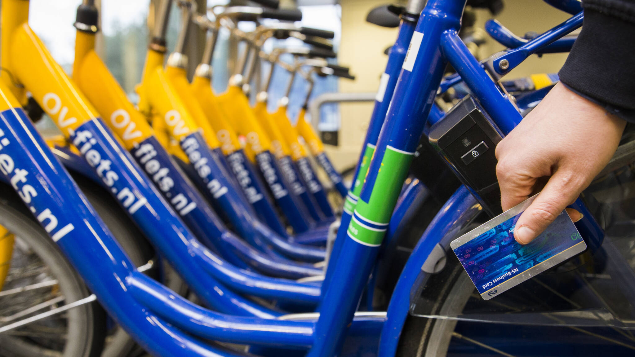Slot ov-fiets NS gaat voortaan open met ov-chipkaart | NOS