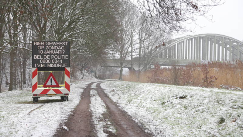 #Almelo - Politie plaatst tekstkar met getuigenoproep bij vindplaats omgebrachte Lotte.