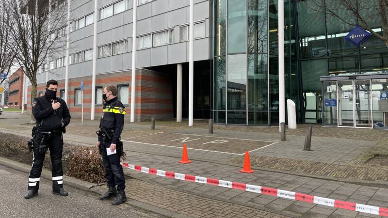 Politie schiet iemand neer bij politiebureau in Den Bosch.