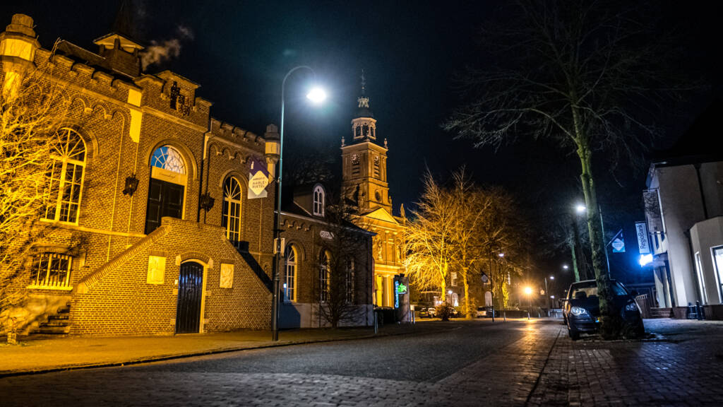 Na eerste avondklok: stille straten, boetes op snelweg en ...