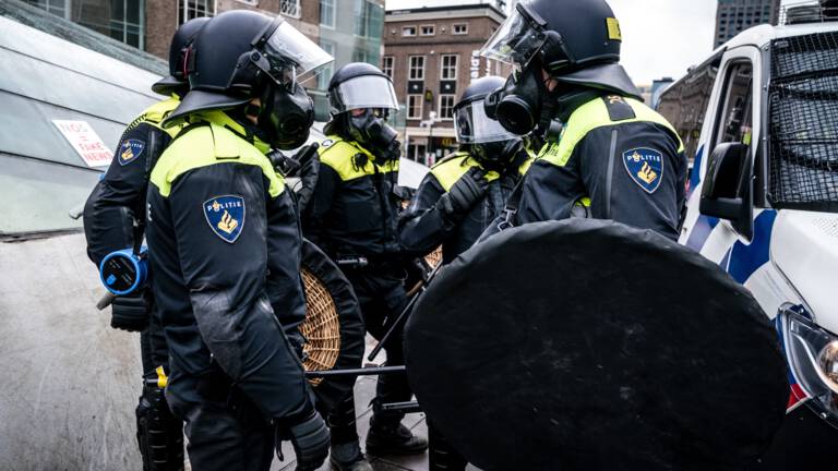 Grapperhaus: snelrecht tegen relschoppers, avondklok ...