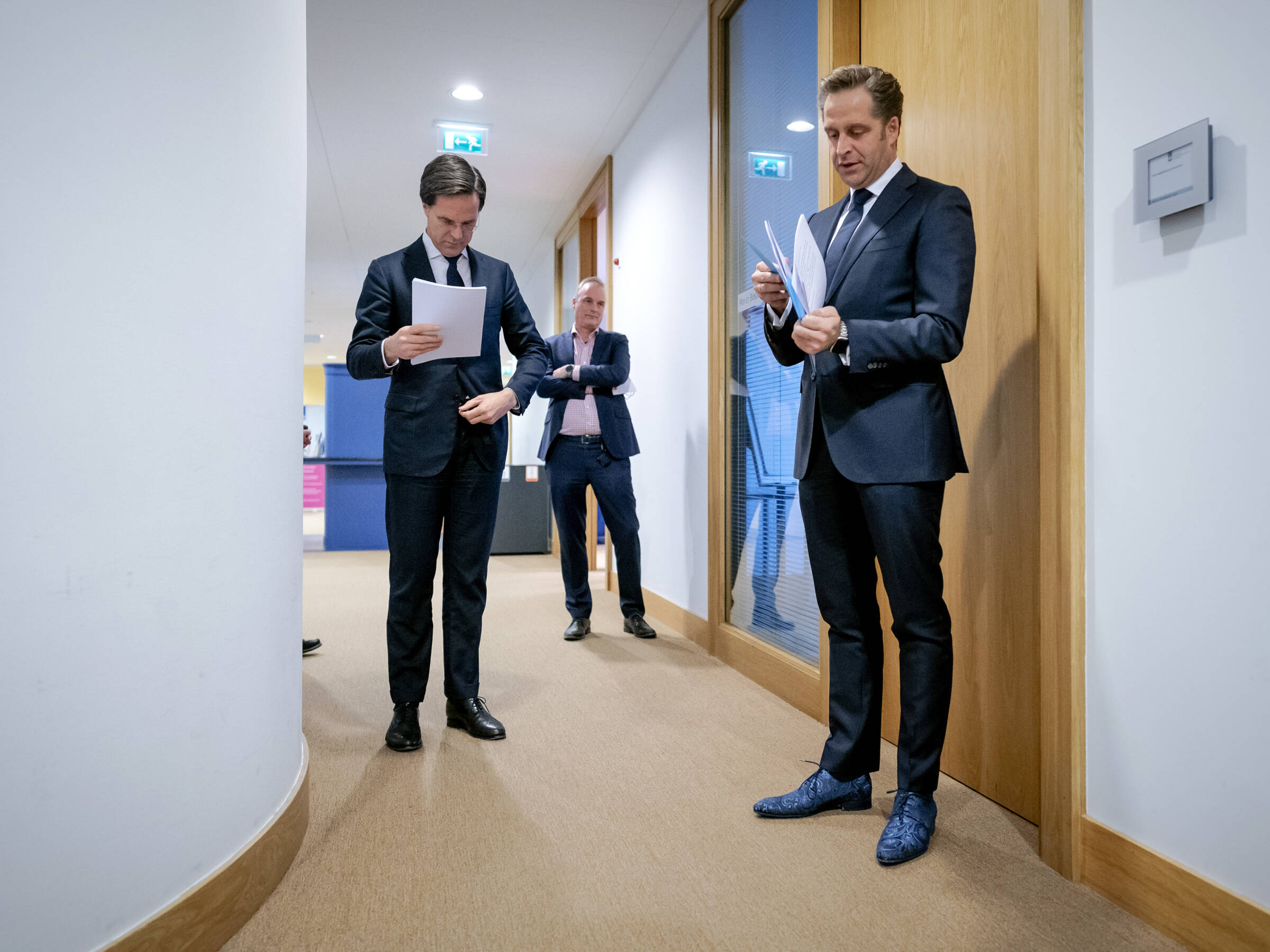 hier volg je straks de persconferentie van rutte en de jonge nos