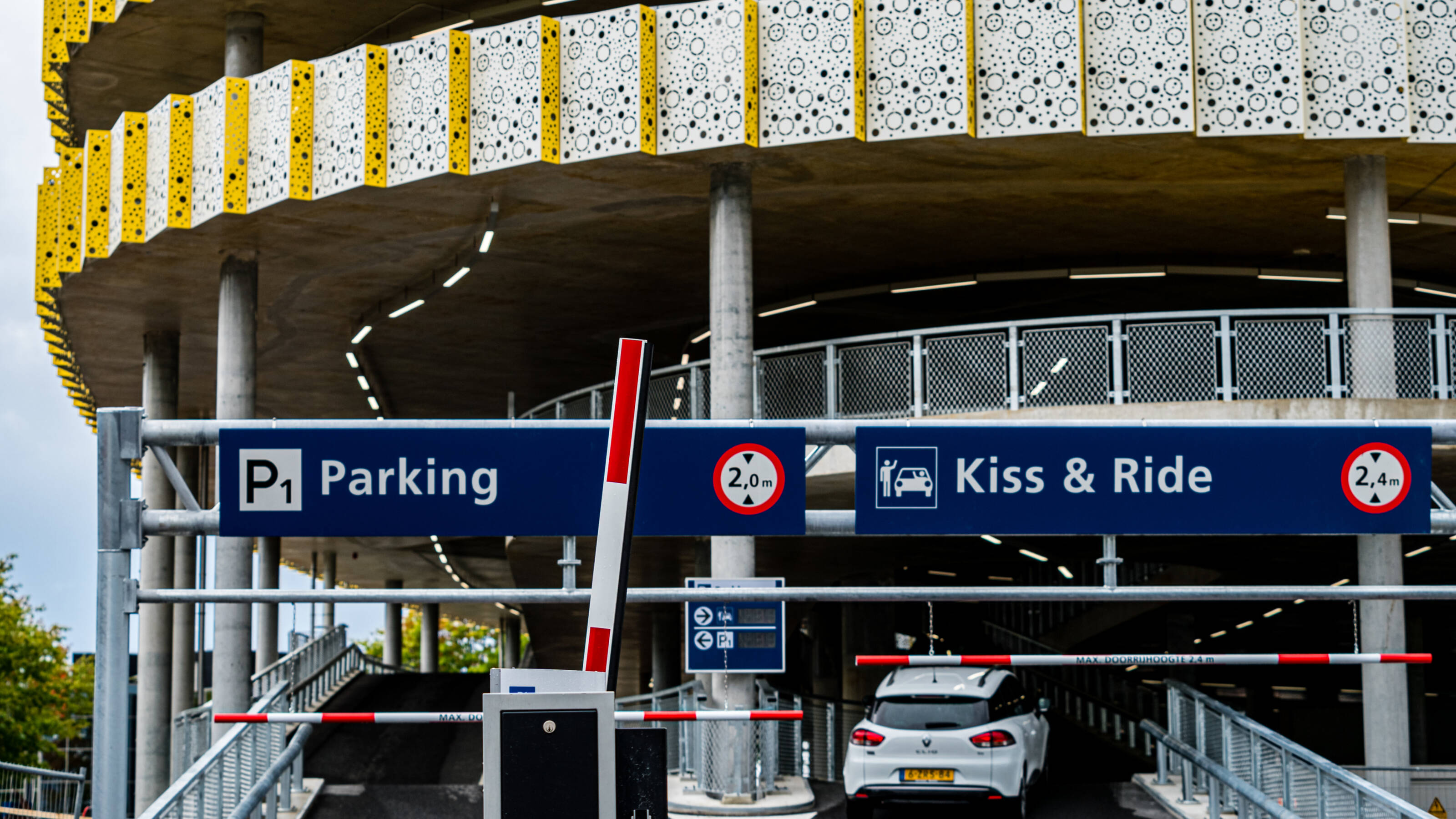 Stuk beton raakt los in parkeergarage Eindhoven Airport NOS
