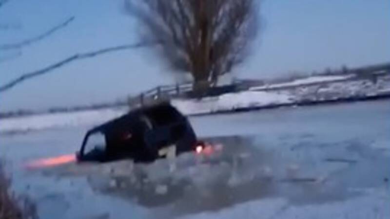 Auto zakt door ijs in Friesland /via @NOS lijkt erop dat deze persoon de ijspret voor anderen heeft verkort en ook de hulpdiensten extra heeft belast! Ben benieuwd naar het vervolg....