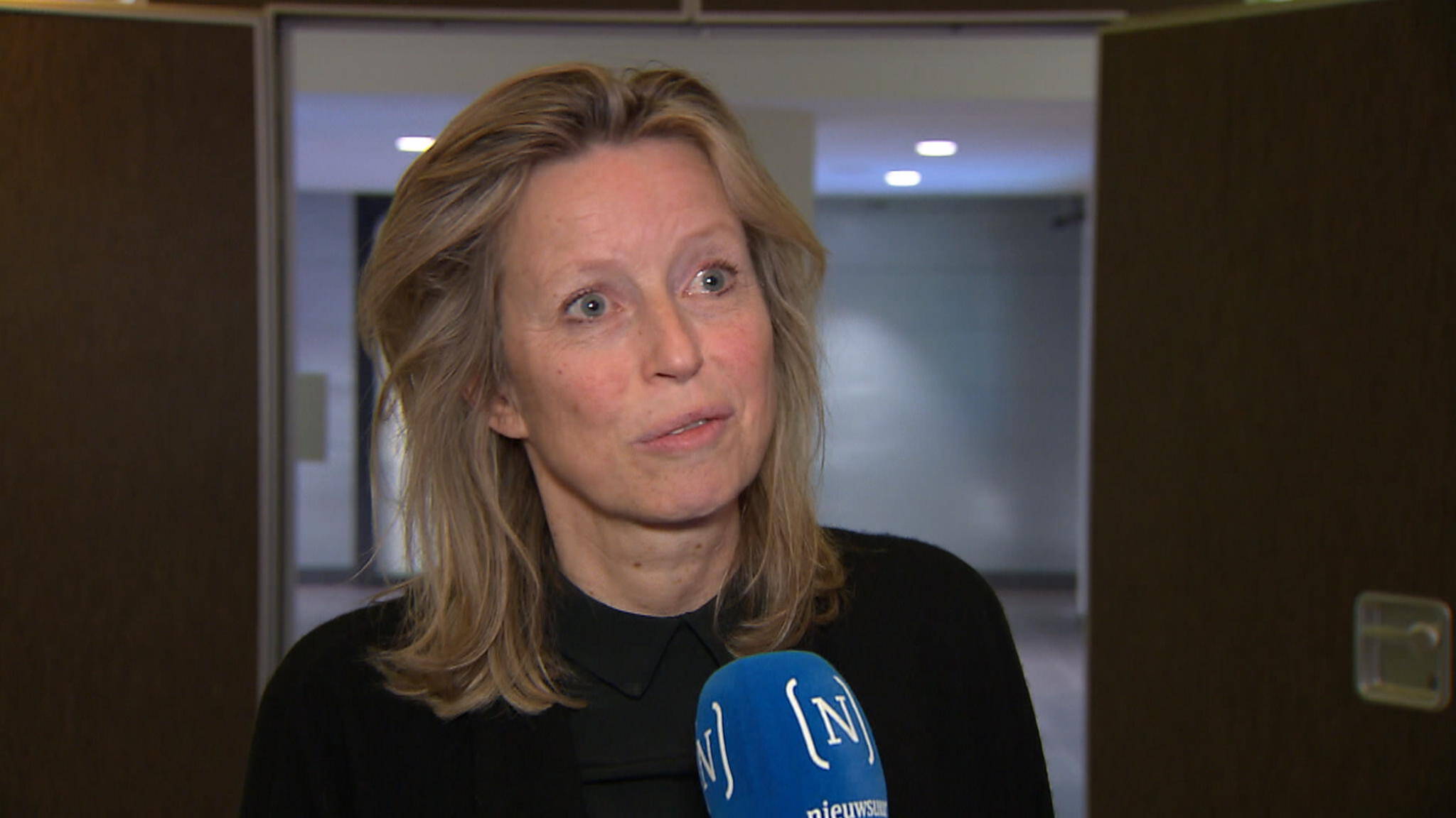 Hoe kijkt minister Ollongren naar het gerommel met de poststemmen