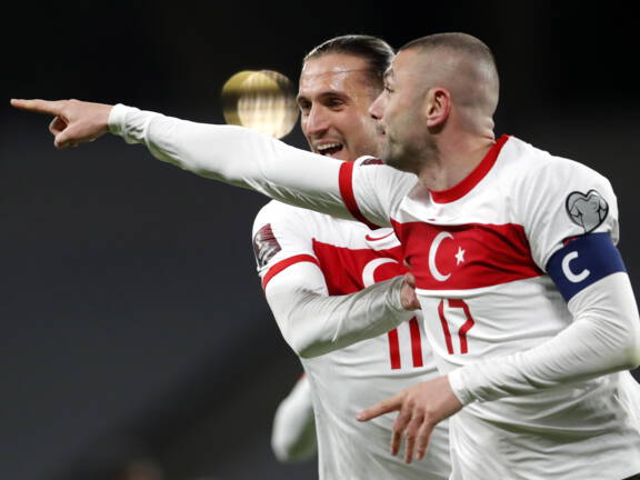 Oranje Blameert Zich In Turkije Waar De Oude Yilmaz Het Verschil Maakt Nos