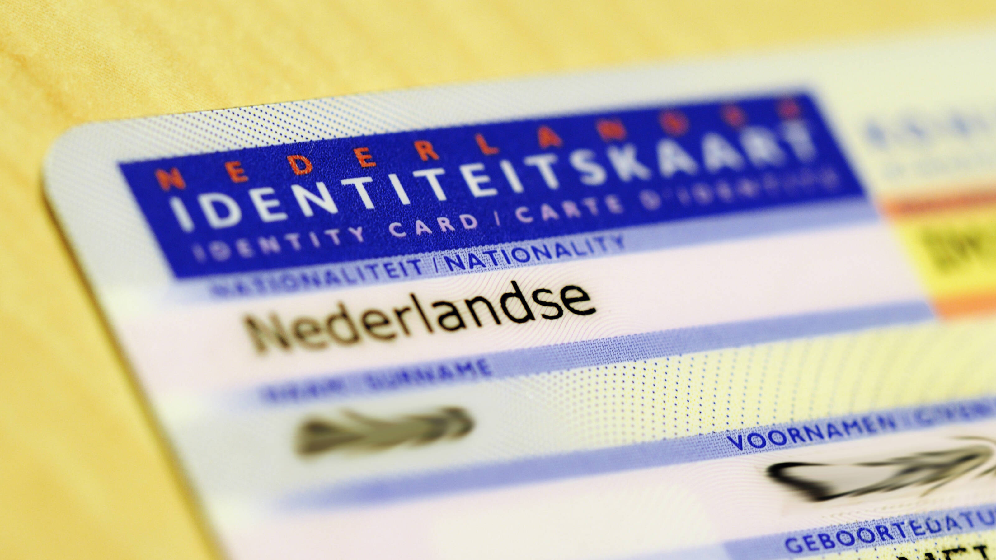 Advies om nieuwe ID-kaarten te vervangen vanwege chipstoring | NOS