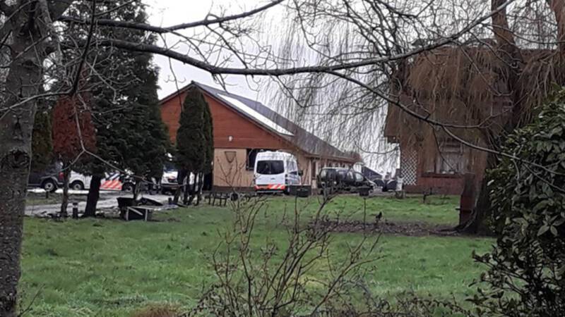 De politie heeft vanochtend vier verdachten aangehouden in het onderzoek naar de dood van een bewoner (66) van een woonboerderij in Oud Ade in Zuid-Holland.