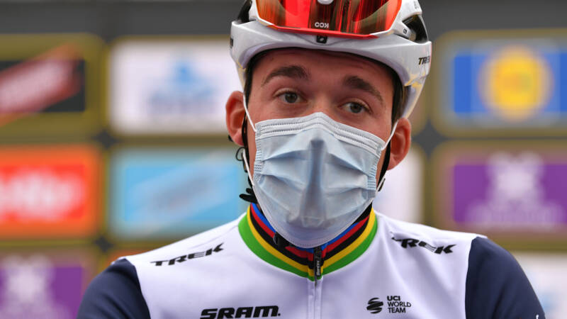 Verward peloton test zich suf: 'Het is nu 17.44 uur en iedereen mag starten'