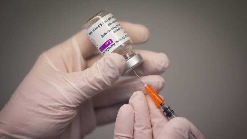 Vijf meldingen van trombose na AstraZeneca-vaccinatie, één sterfgeval