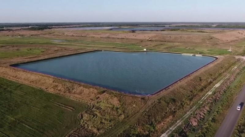 Dijk van reservoir met giftige stoffen in Florida op punt van doorbreken