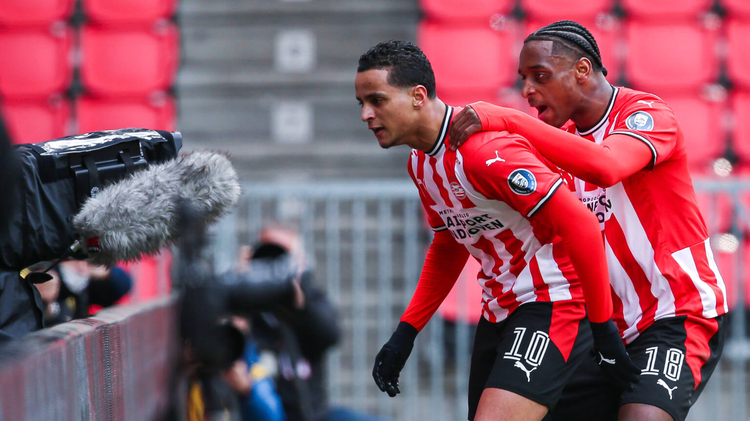 PSV wint thuis van Heracles, Ihattaren schreeuwt het uit ...