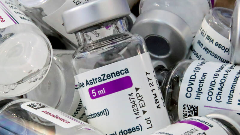 Frans advies: na één prik AstraZeneca overstappen naar ander vaccin | NOS