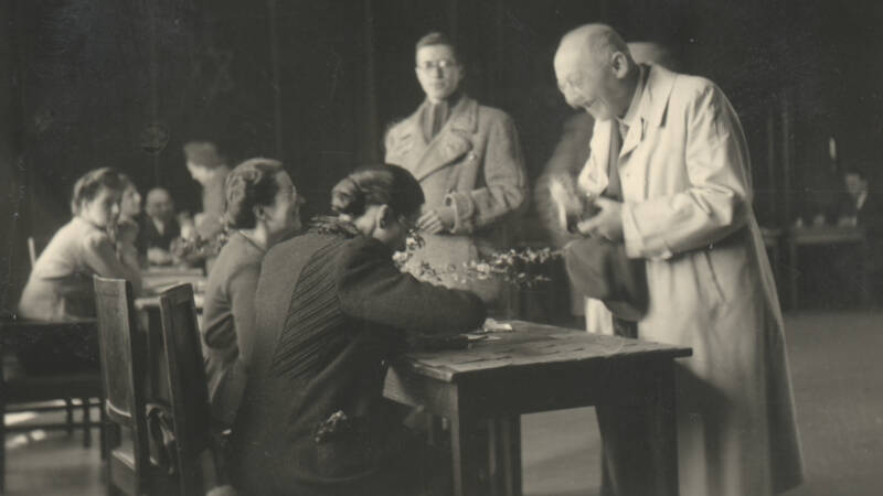 'Anders dan in Amsterdam liet Joodse Raad Enschede Joden onderduiken' ,Joden hadden in Amsterdam een ander probleem,de Amsterdamse politie,kreeg voor iedere jood ook kinderen 7.50 gulden nu 3 duro,van de Gestapo,bovenop het loon.??.