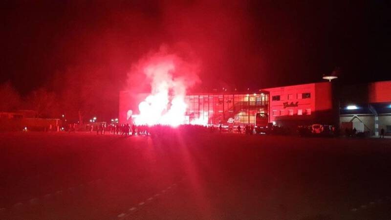 “De supporters staken vuurwerk af en belaagden daarna aanwezige media.