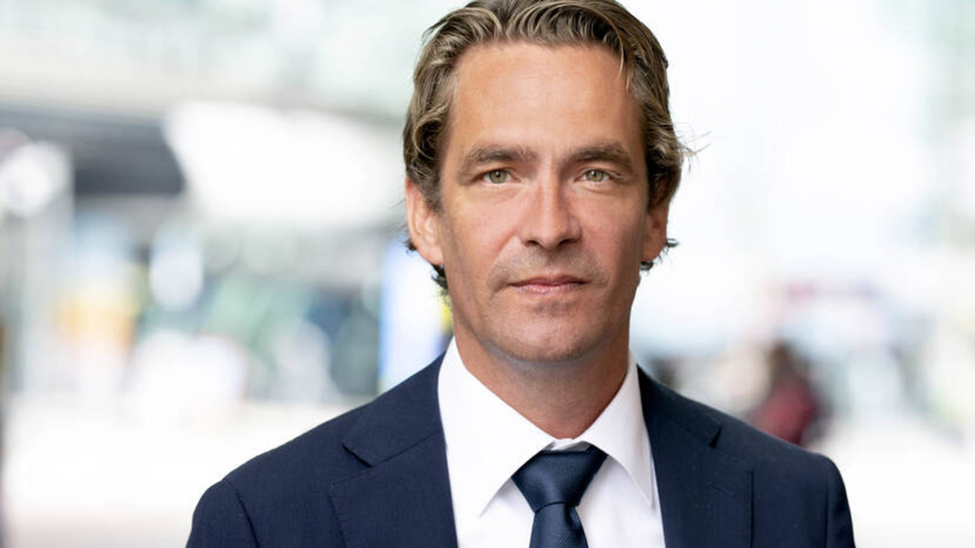 Minister van Economische Zaken Van 't Wout legt functie neer vanwege