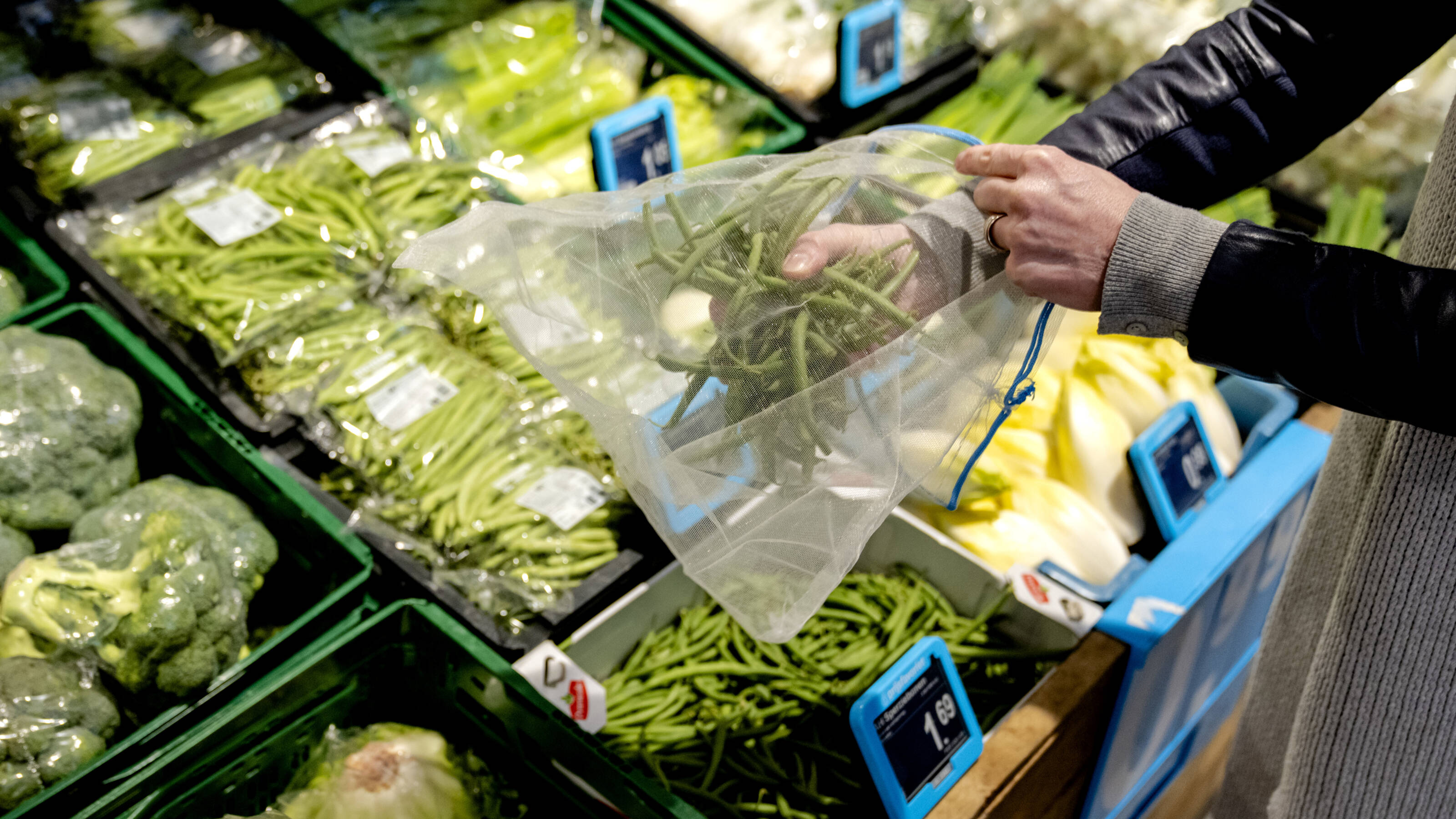 Prijs van gezond eten harder gestegen dan die van snacks en snoep | NOS