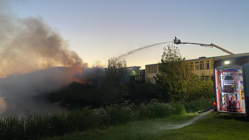 Grote brand in bedrijfspand Dronten | NOS