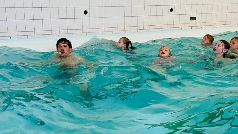 Kinderen krijgen extra zwemles: 'Lang niet gedaan en dat kan gevaarlijk zijn'