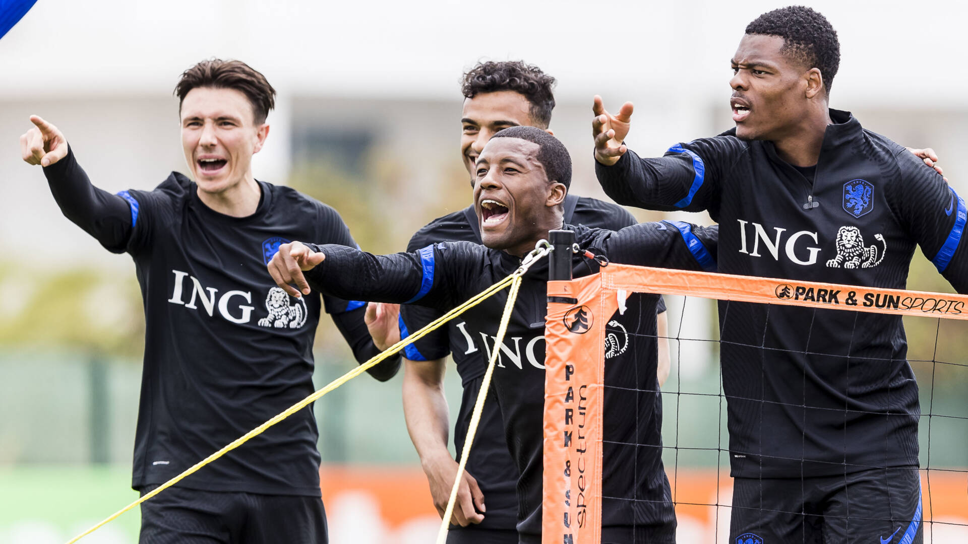 Oranje Traint Onder Portugese Zon En Geeft Sneak Preview Van Rugnummers Op Ek Nos