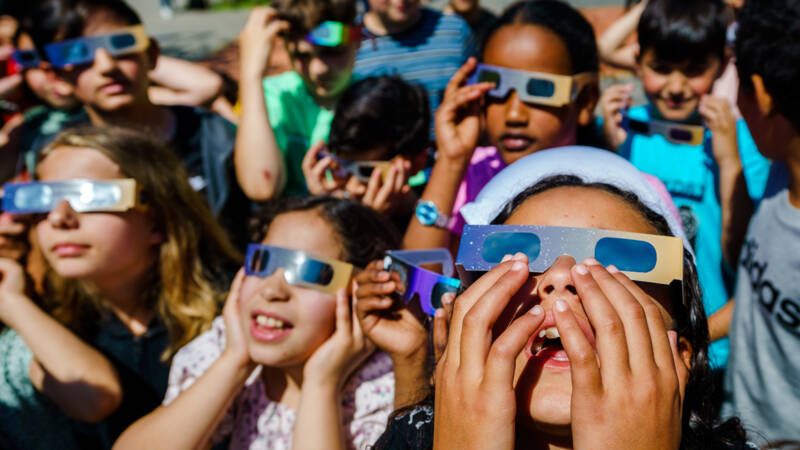 Zonsverduistering op veel plekken te zien | NOS Jeugdjournaal