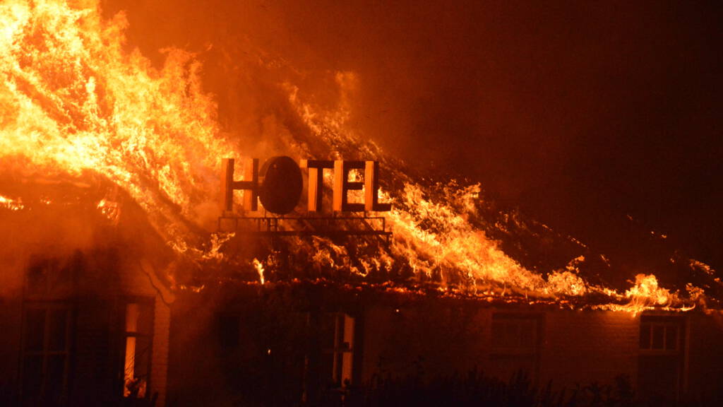 Grote brand legt voormalig hotel Wanneperveen in de as