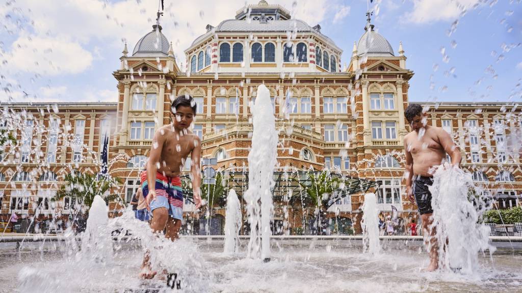 Zonnen, zweten, zwemmen: de eerste lokale tropische dag van dit jaar in beeld