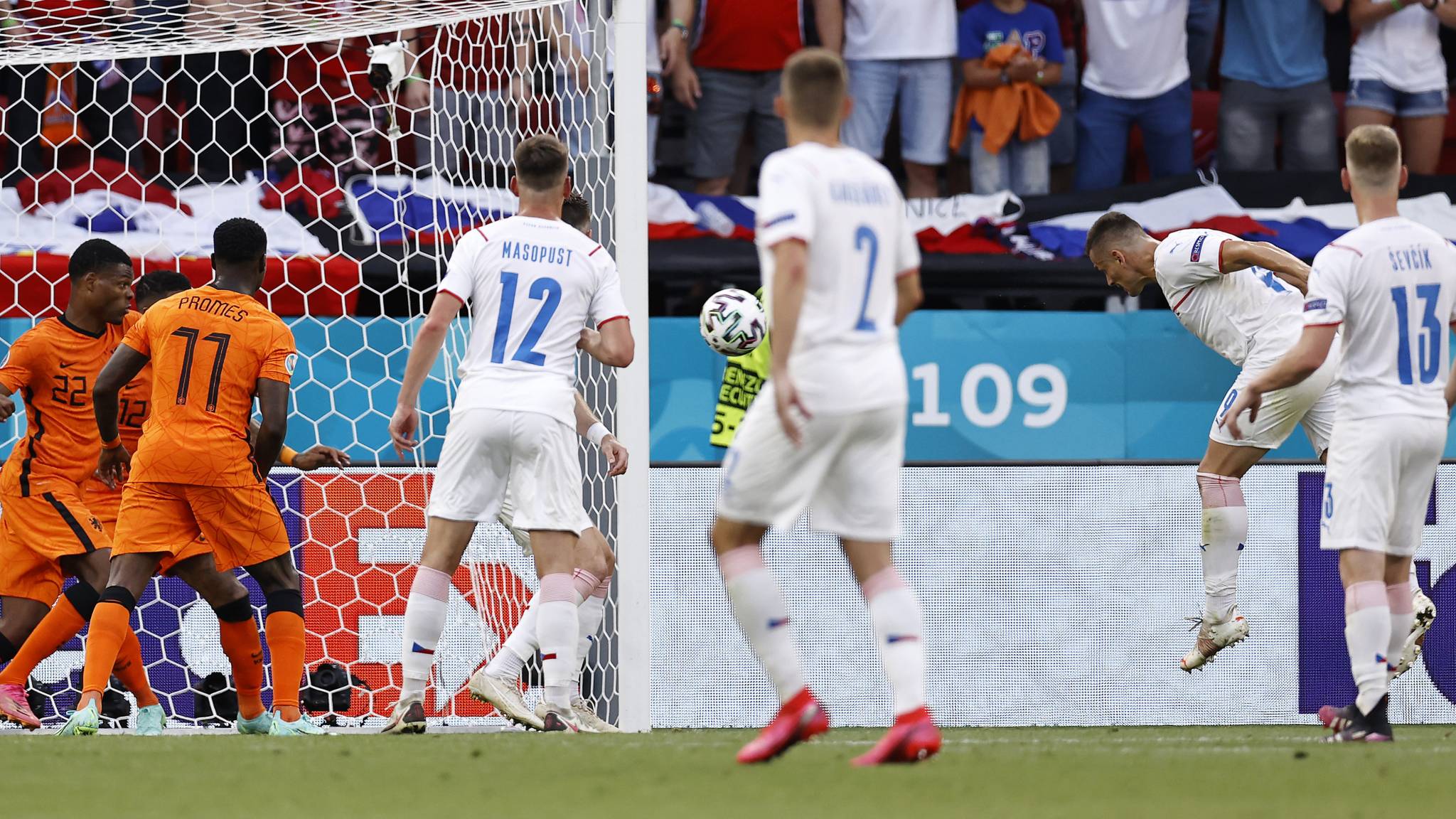 Holes schiet Tsjechië op 10 in
