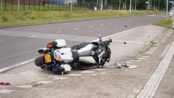 Motoragent dood na aanrijding met vrachtwagen in Rotterdam, bestuurder doorgereden. Motoragent dood na aanrijding met vrachtwagen in Rotterdam, bestuurder doorgereden.