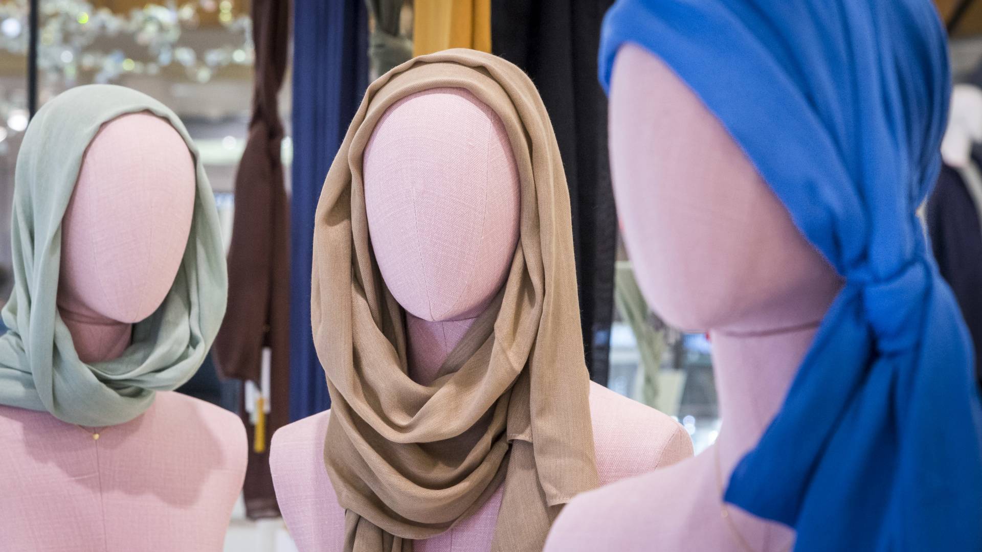 De meningenstrijd rond de hoofddoek is nog lang niet gestreden | Nieuwsuur