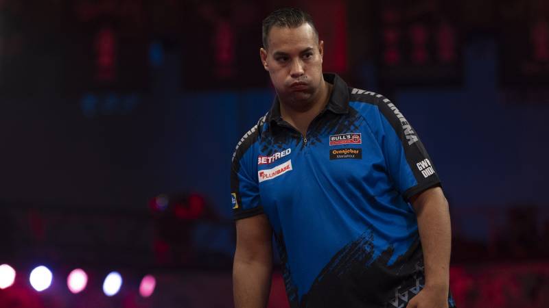 Darter Wattimena is niet alleen 30 kilo kwijt, maar ook zijn balans tegen Price