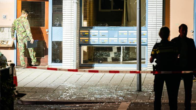 Gezinnen huis uit na explosie portiek Utrecht, politie gaat uit van bewuste actie -.