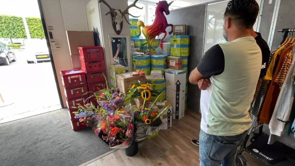 Kratten vol post en pakketjes bezorgd voor Frédérique