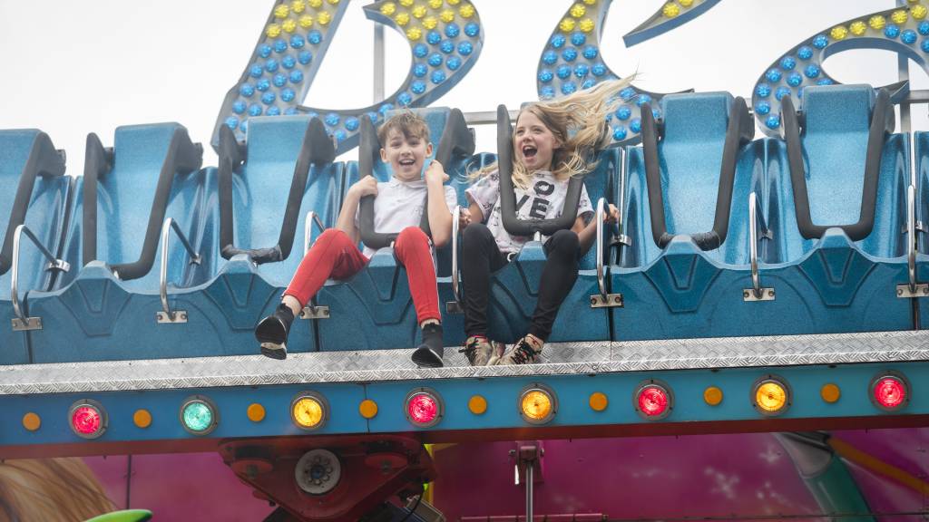 Kinderen op een kermis