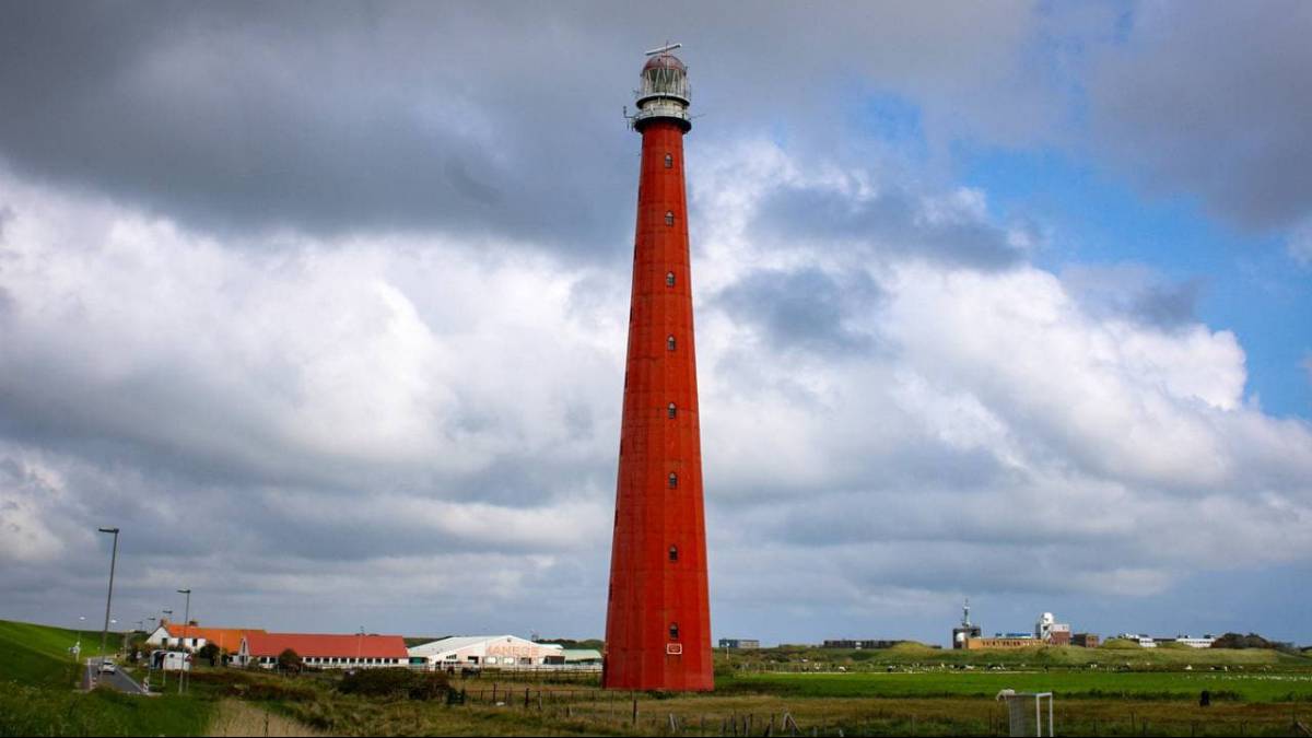 Vuurtoren 'Lange Jaap' in Den Helder dreigt in te storten, omgeving