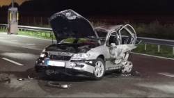 Drie gewonden bij nachtelijk ongeluk op A67, andere betrokkenen nemen de benen. Drie gewonden bij nachtelijk ongeluk op A67, andere betrokkenen nemen de benen.