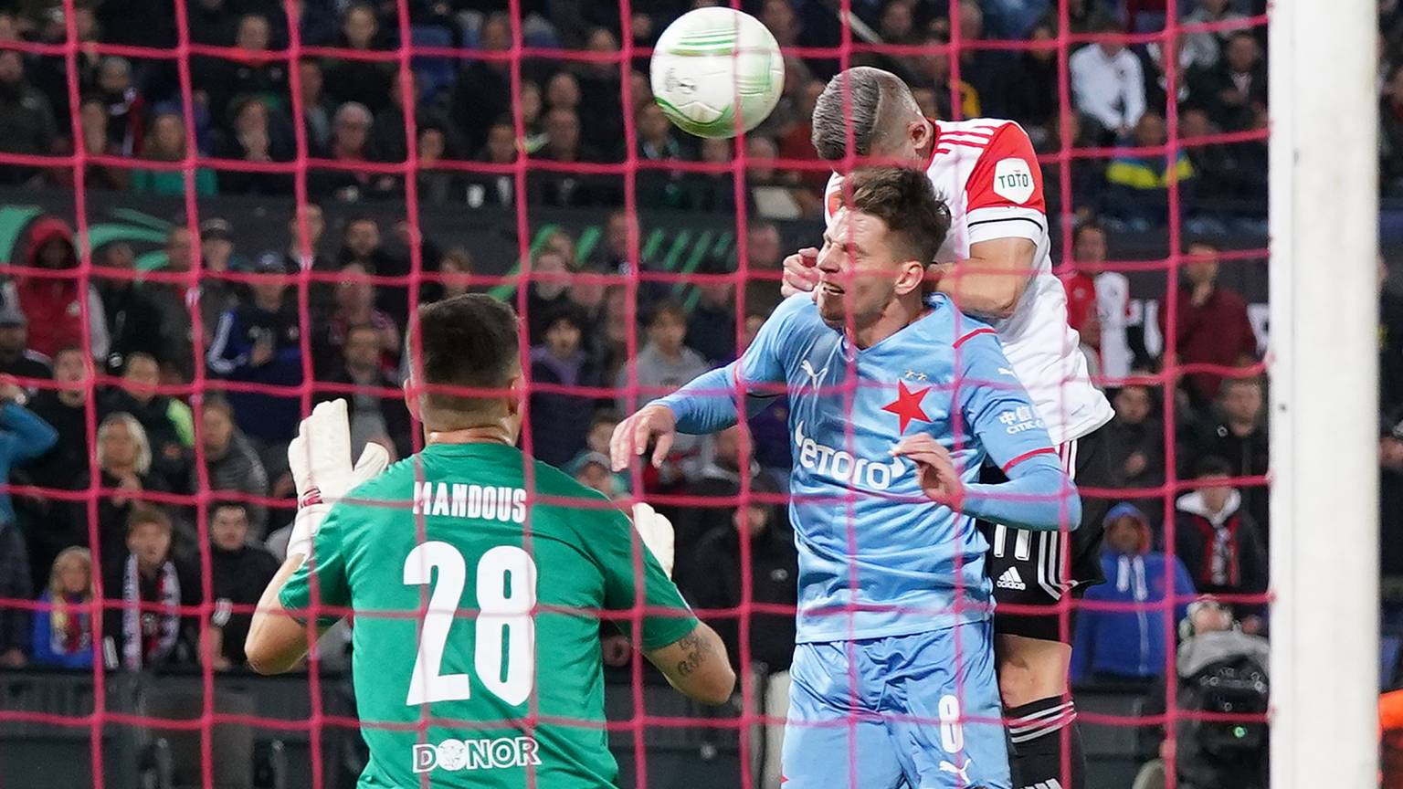 Feyenoord boekt in Conference League zwaarbevochten ...