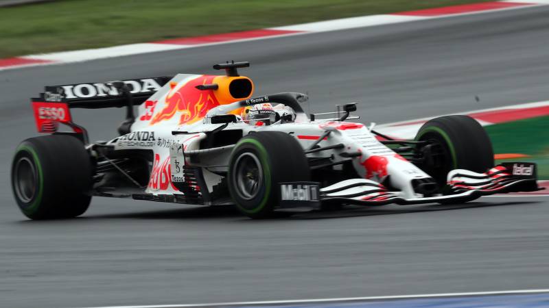 Bottas wint in Turkije, nummer twee Verstappen pakt leiding in WK-stand