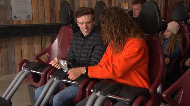 Roel zit 7 uur lang in achtbanen voor het goede doel