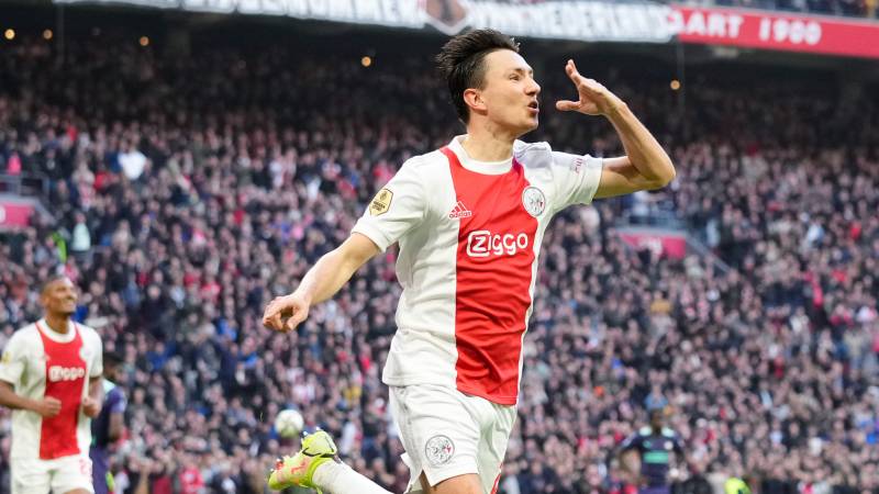 Berghuis gives Ajax the lead against PSV • Wolfsburg dismisses Van Bommel